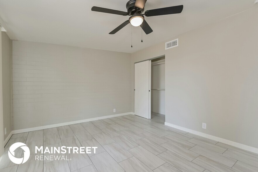 Building Photo - 3410 S Lakeside Pl