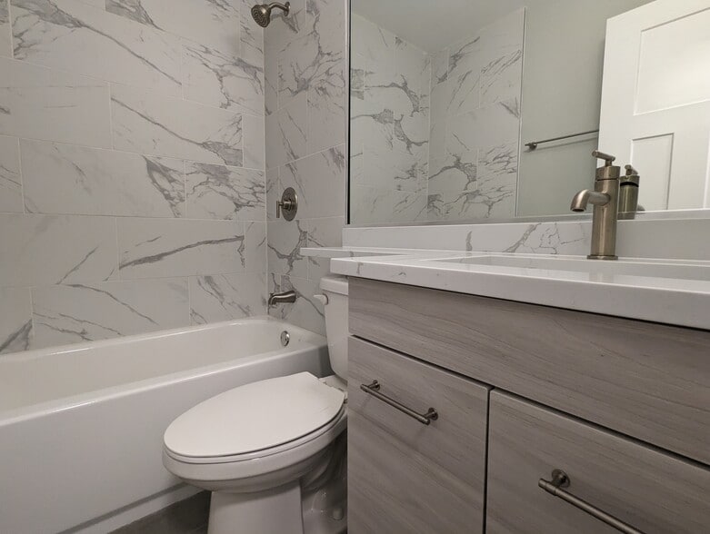 Building Photo - 511 W Barry Ave