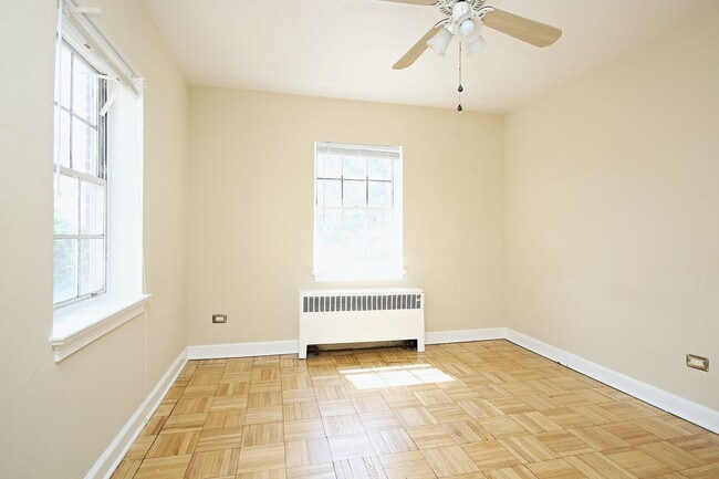 Building Photo - Top Floor UVA Apartment With Ting Internet