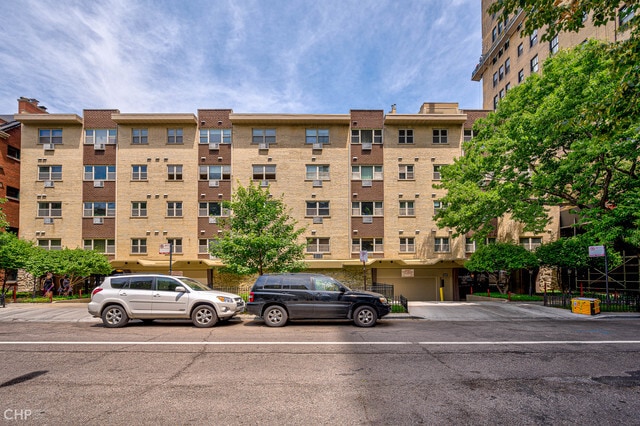 Building Photo - 420 W Aldine Ave