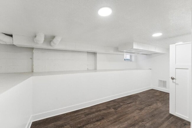 Building Photo - 1041 Yale Ave S