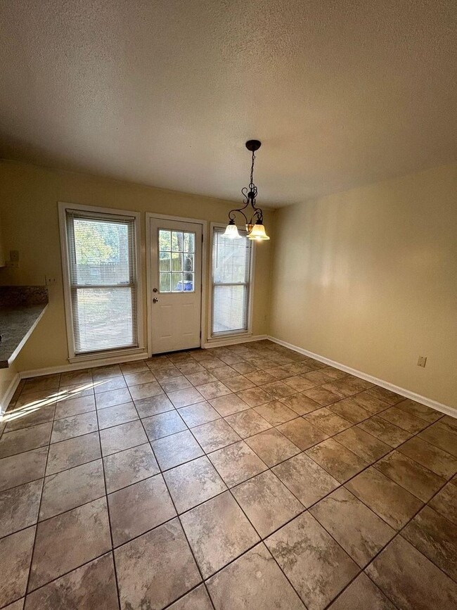 Building Photo - Available Now 3Br Townhome Ashely Villas