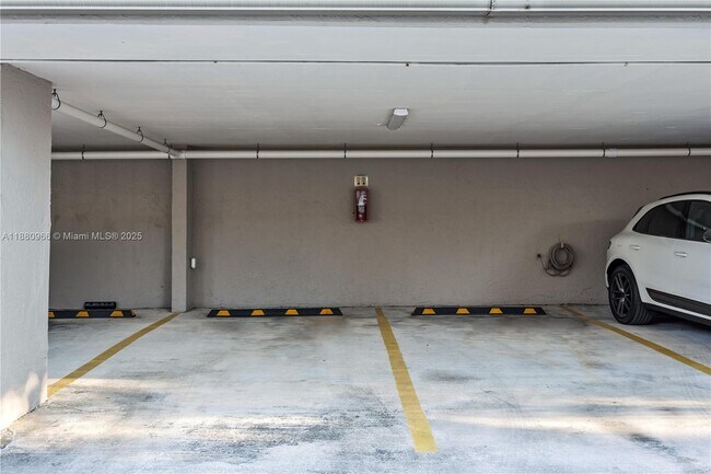 Building Photo - 700 Coral Wy