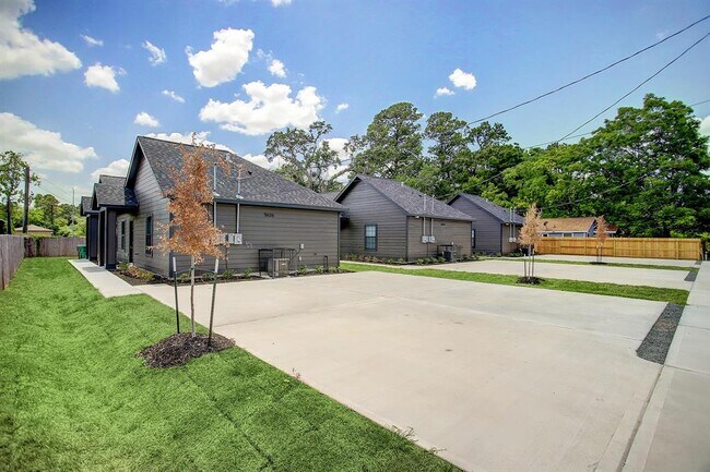 Building Photo - 5626 Kittridge St