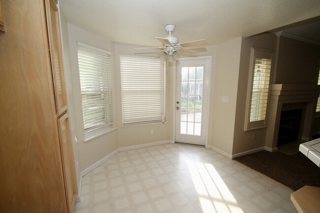 Building Photo - Charming 3Br/2BA/ 1444SF Available Now! Te...