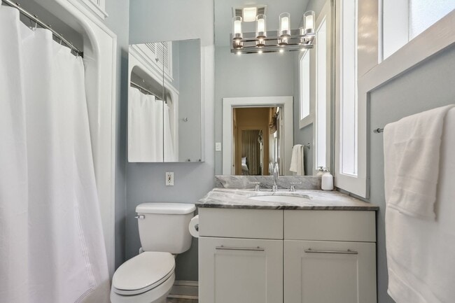 Building Photo - Fabulous Single Fam Uptown Home 3BD/2BA with great yard. AVAILABLE 06/01