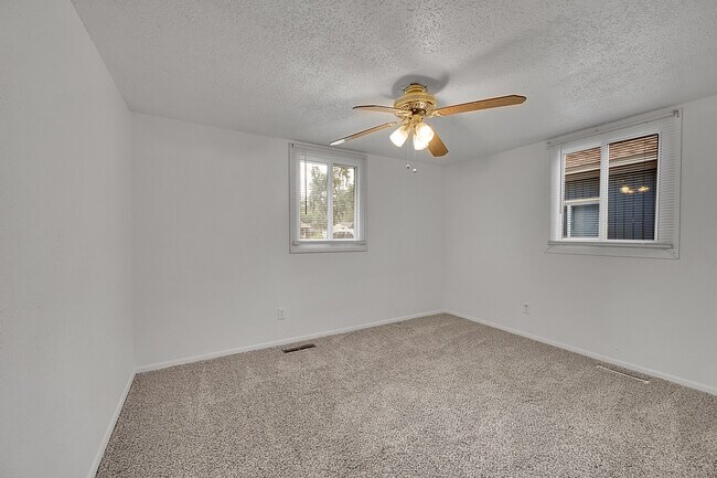 Building Photo - 708 S Roosevelt Ave