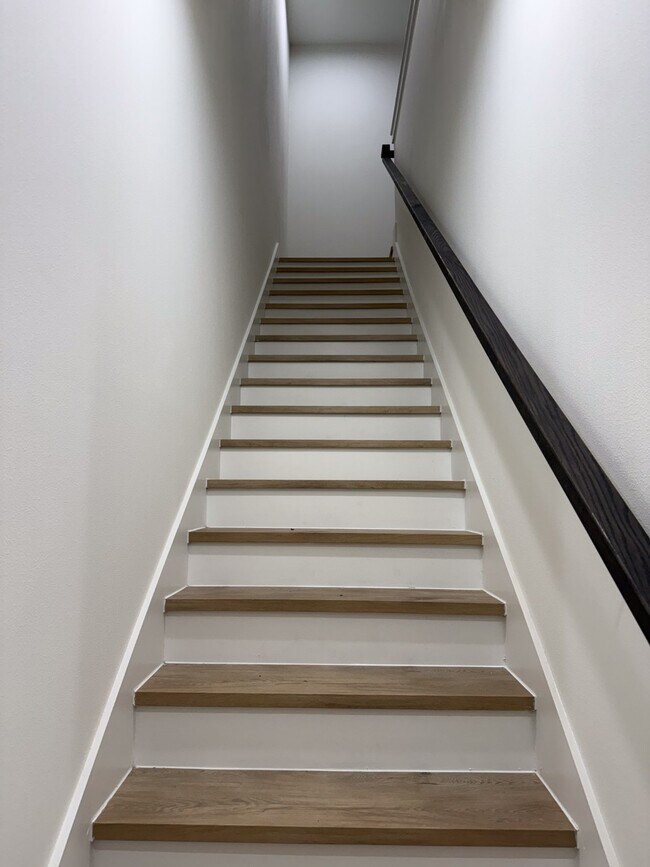 Building Photo - 9005 Comal St