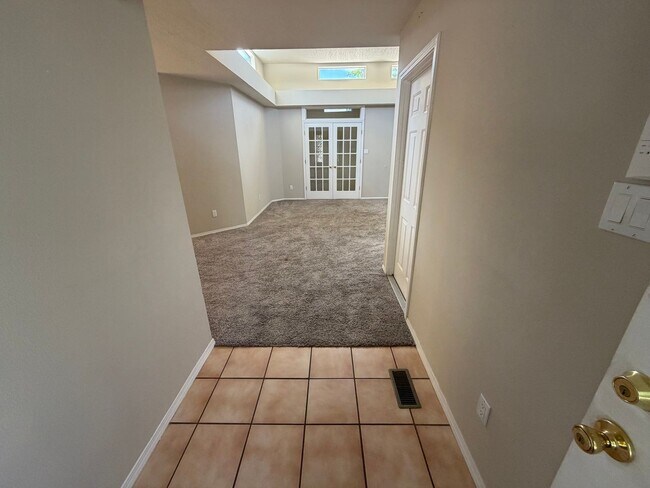 Building Photo - Spacious 3-Bedroom