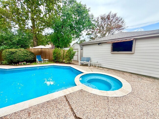Building Photo - 18315 Forest Town Dr