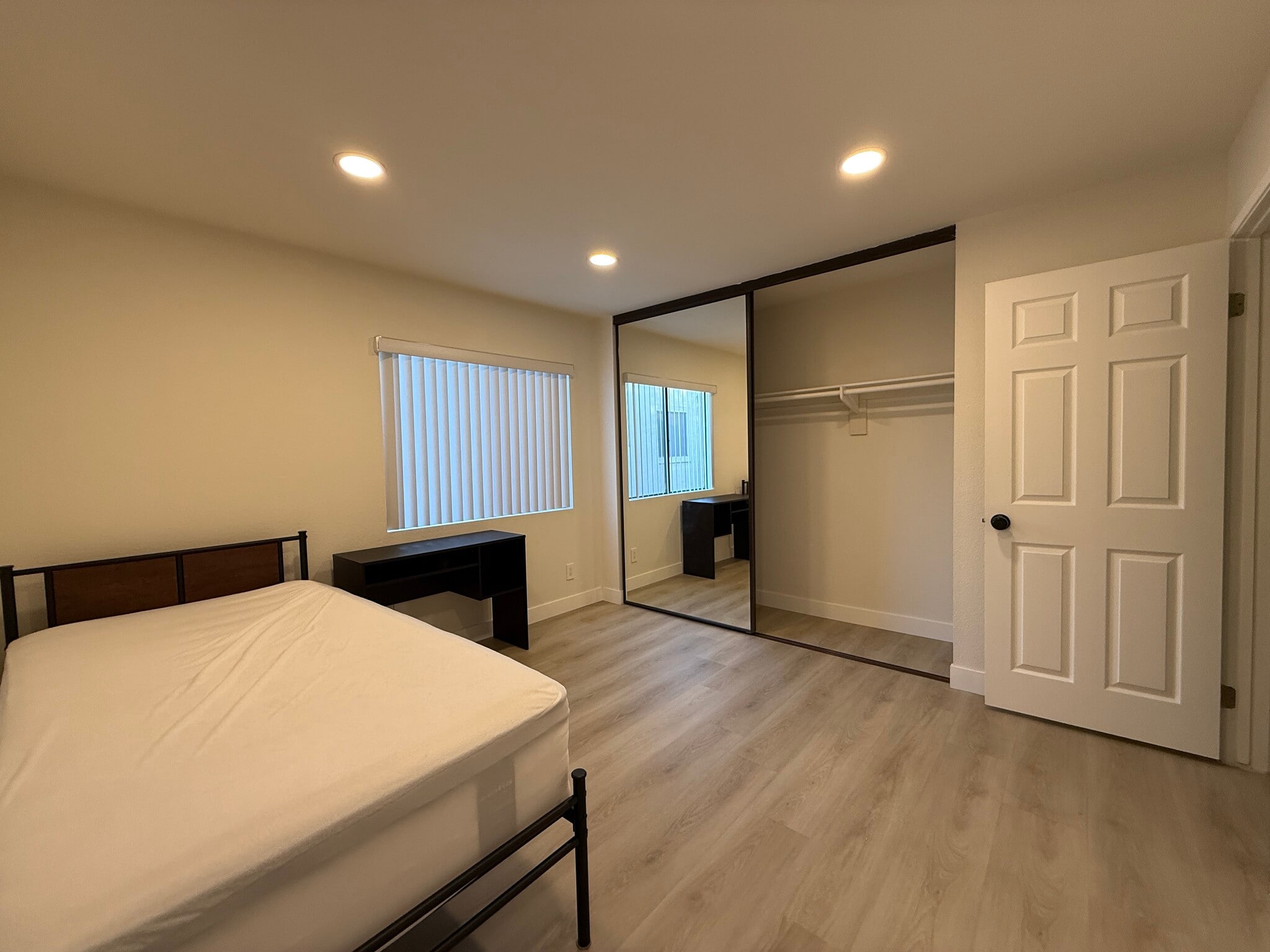 Large bedroom - 4639 Executive Dr