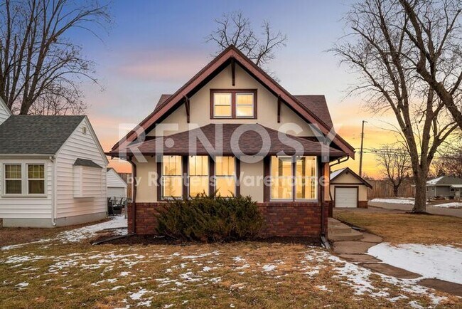 Building Photo - Available July 1st 5 Bedroom 2 Bath Single Family Home in Robbinsdale