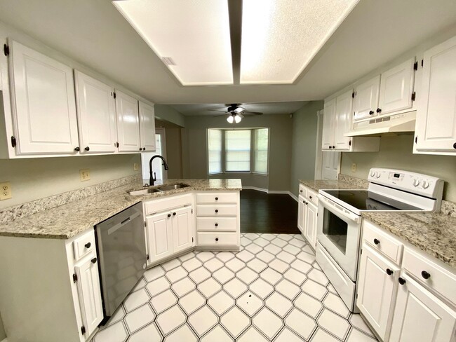 Building Photo - Spacious Jenks 4-Bedroom with NO Carpets &...