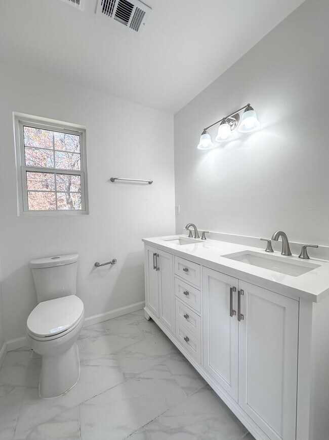 Building Photo - Midtown Tulsa: Stunning 4 bedroom 2 bathroom home