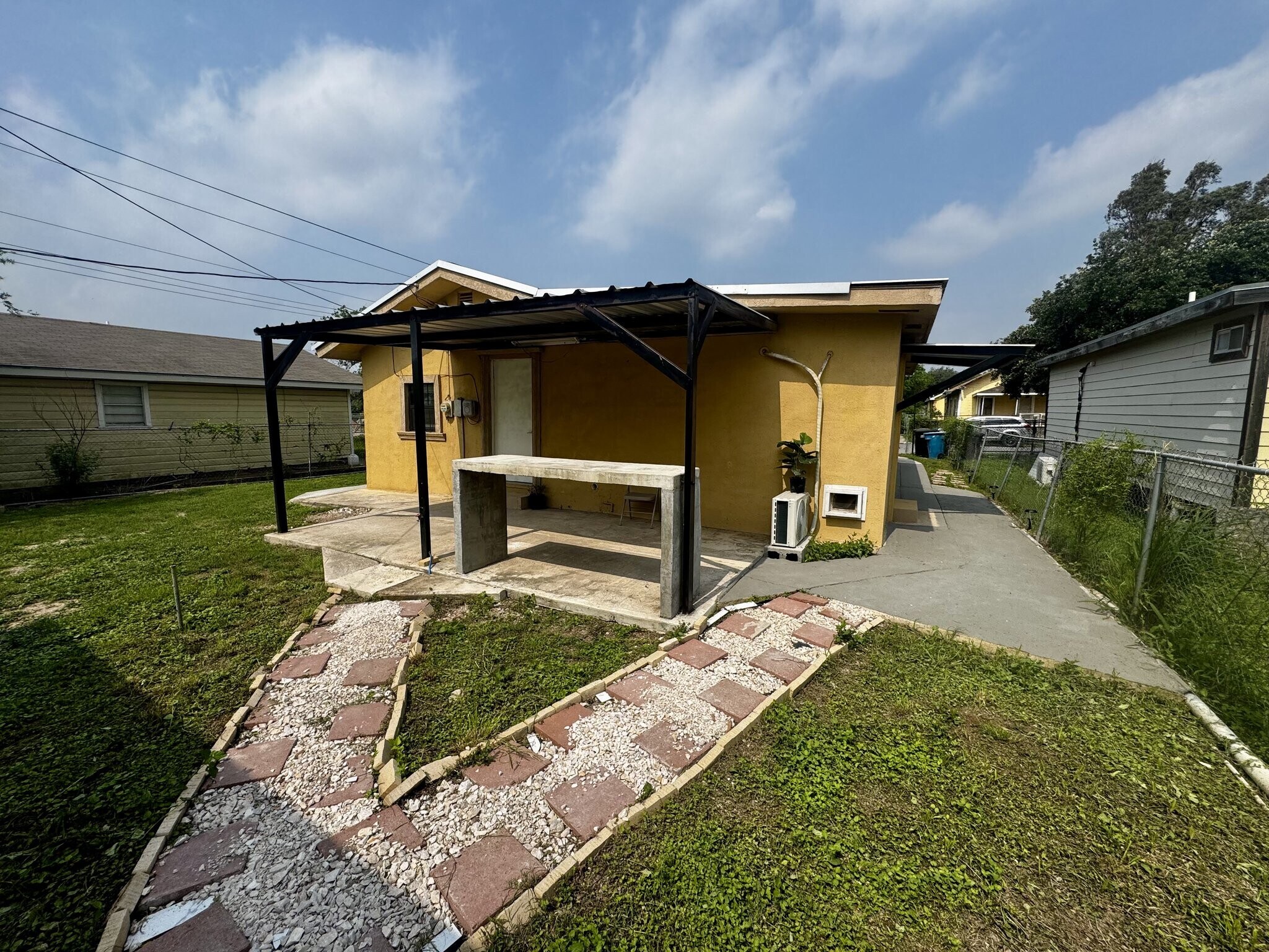 Building Photo - 3309 S G Ln