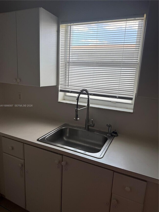 Building Photo - 128 W 21st St