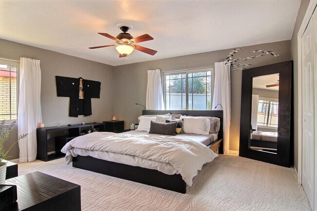 Building Photo - 303 Aliso Dr SE