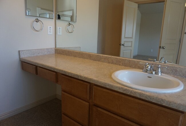 Building Photo - Beautiful Pleasant Grove 6 Bedroom With Mo...