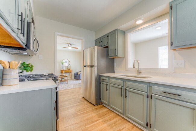 Building Photo - 548 N 6th St