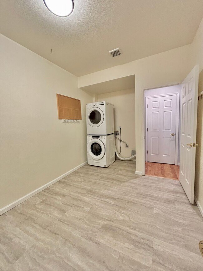 Building Photo - Spacious 3-Bedroom Condo in Prime Golden Location!! Available Now!!