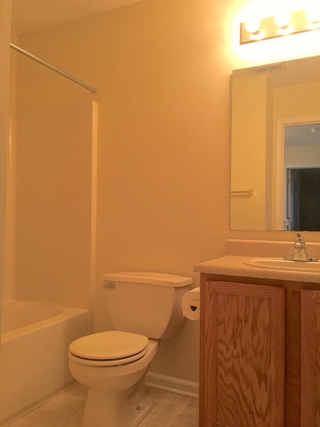 Building Photo - Welcome home to this charming 3-bedroom, 2.5-bath home with a loft in the desirable Village Pines...