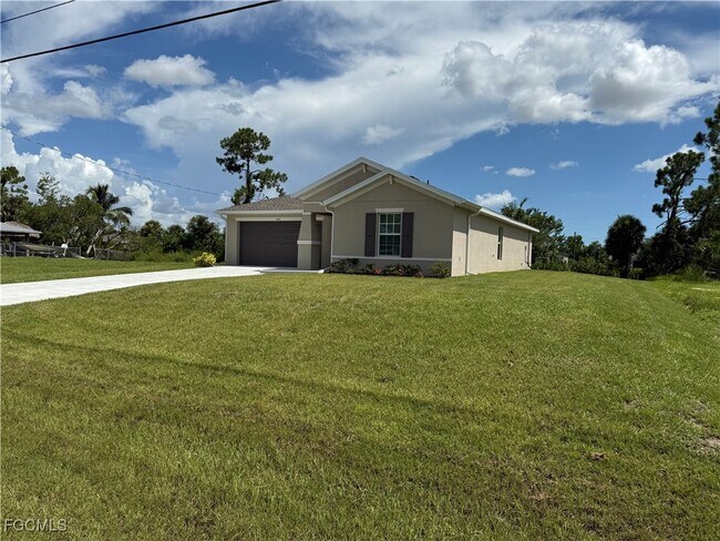 Building Photo - 1012 NE 32nd Ln