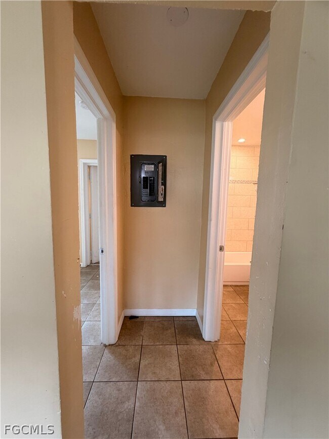 Building Photo - 1906 Coronado Rd