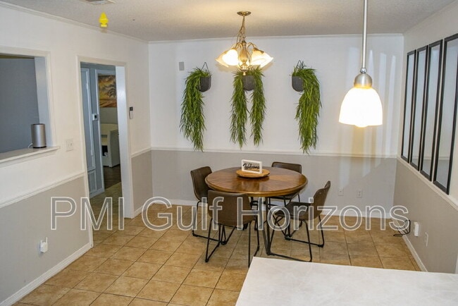 Building Photo - 738 Carondelay Dr