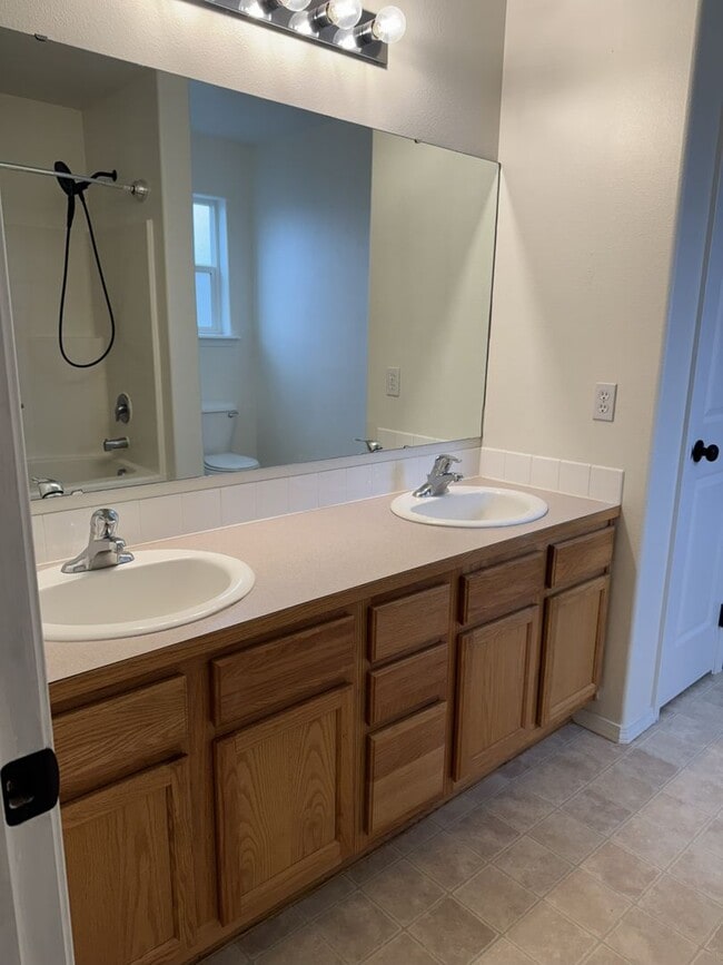 Building Photo - HARD TO FIND 4 BEDROOM