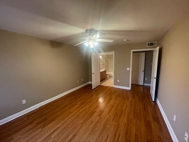 Building Photo - GREAT DOWNSTAIRS UNITIN GATED COMMUNITY LO...