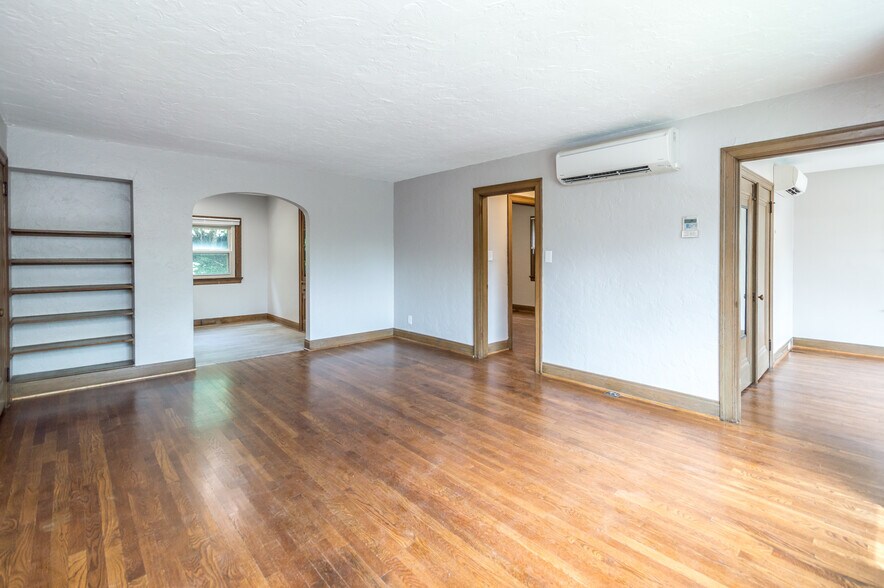 Primary Photo - 19 Manor Ln