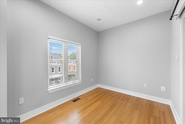 Building Photo - 471 Luray Pl NW