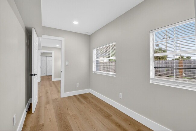 Building Photo - 409 47th St