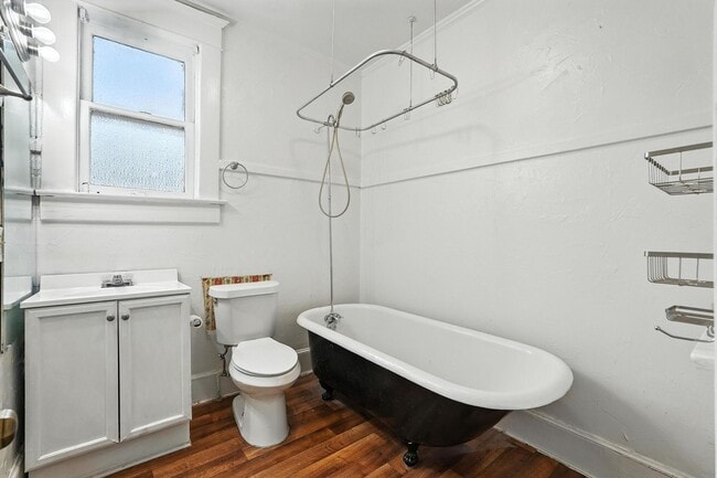 Building Photo - Beautiful 3-Bedroom Triplex in the Munger ...