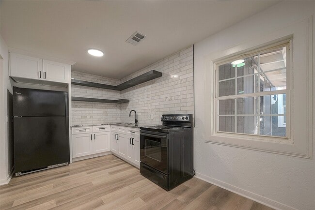 Building Photo - 3320 Hays St