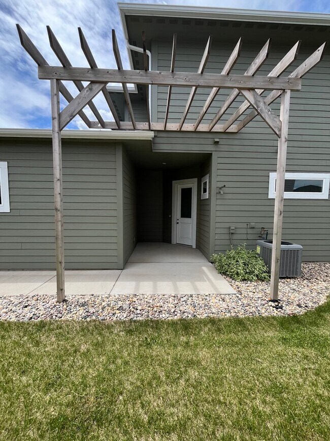 Building Photo - Stunning 5 Bed/2.5 Bath Twinhome!