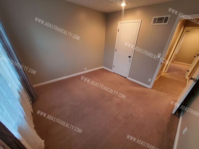 Building Photo - Beautiful Hard to Find Duplex in Olathe No...