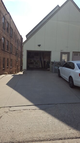 Attached garage - 2412 Harriet Ave