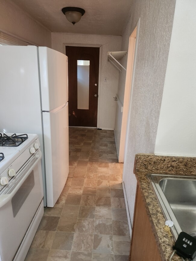 Building Photo - 915 Bennett Ave