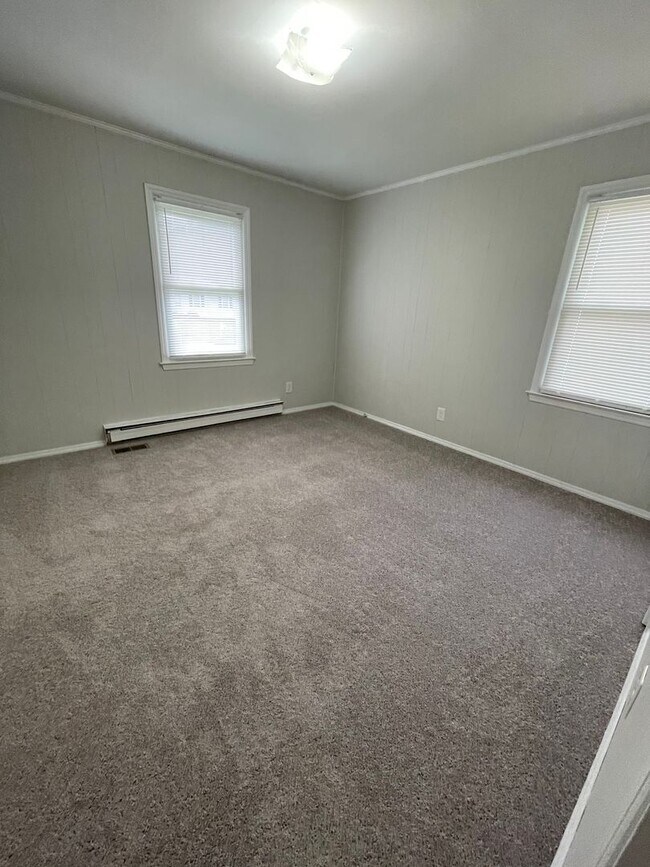 Building Photo - Updated 3 Bedroom- Convenient to Restaurants, Cone Hospital & Wendover Ave