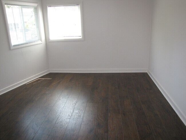 Building Photo - 8 Dell St