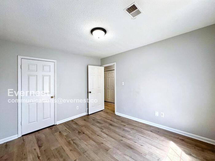 Building Photo - 4551 Ross Rd