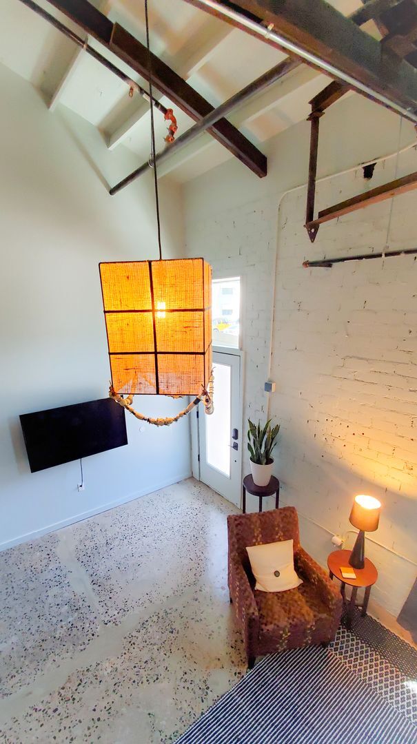 Building Photo - 1020 E 6th St