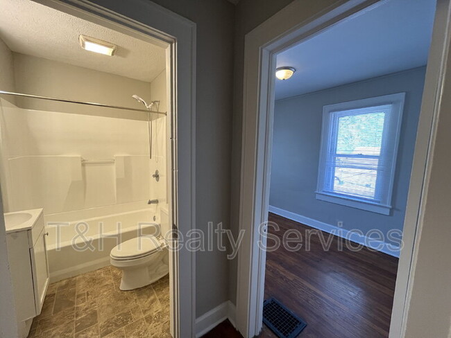 Building Photo - 608 N Chester Ave