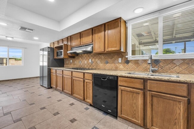 Building Photo - 6 Bedrooms, 3 Bath,  Pool CLOSE TO ASU (Rural & Broadway)