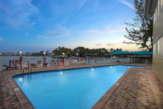 Building Photo - 4740 Pine Tree Dr