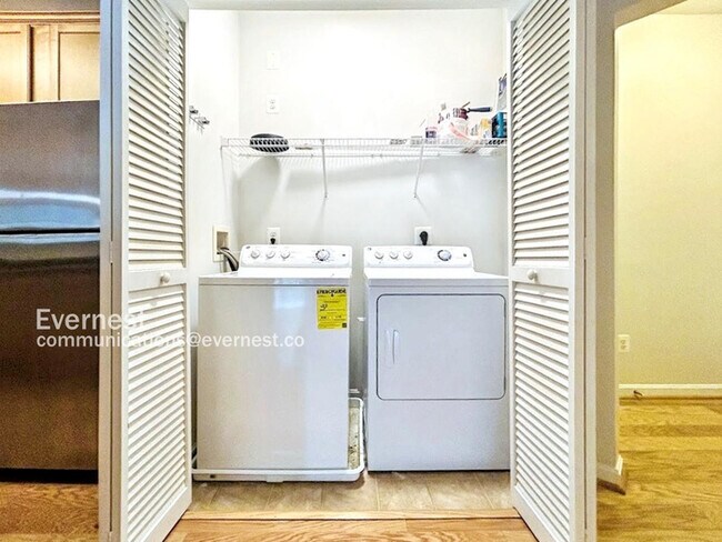 Building Photo - 1-Bed, 1-Bath Modern Condo with Balcony and Off-Street Parking