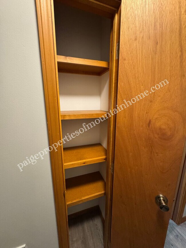 Building Photo - Spacious 1-Bedroom in Cotter Near Valley Airport – Unique Garage