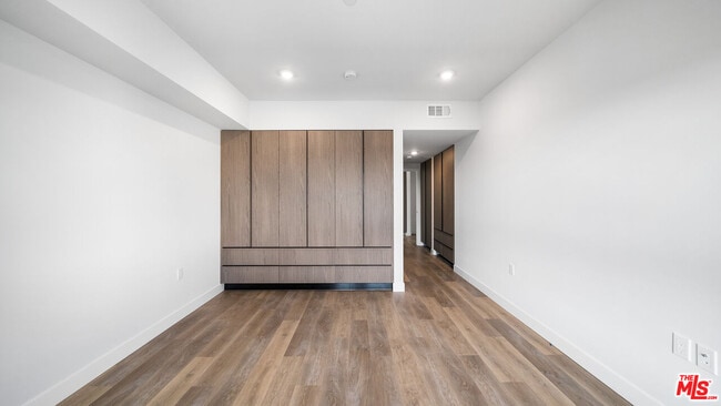 Building Photo - 5153 W Maplewood Ave