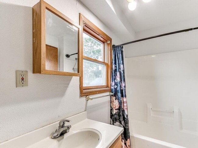 Building Photo - Spacious 5-Bedroom Home Near Drake University